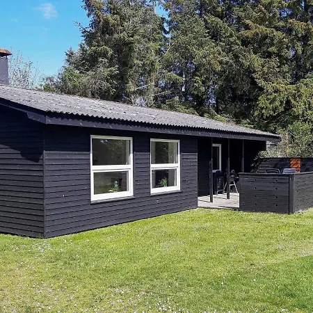 6 Person In Saeby-by Traum