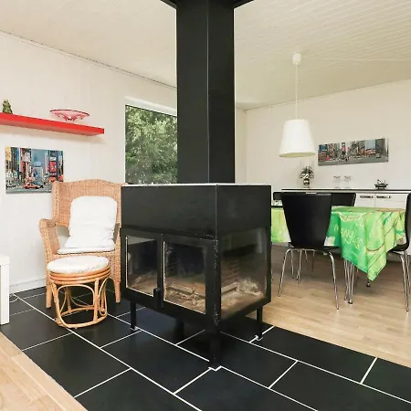 6 Person In Saeby-by Traum
